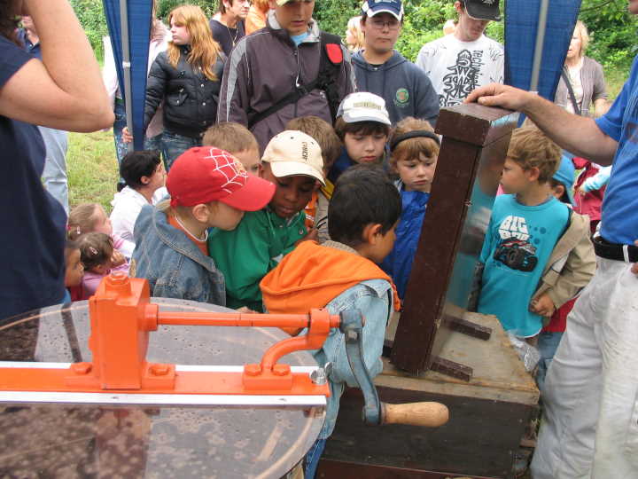 An einem Modell erkl�rt er den Aufbau eines Bienenvolkes.