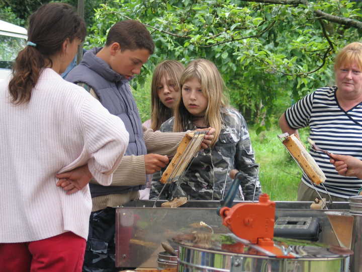 Till hat viele jungen Helfer.