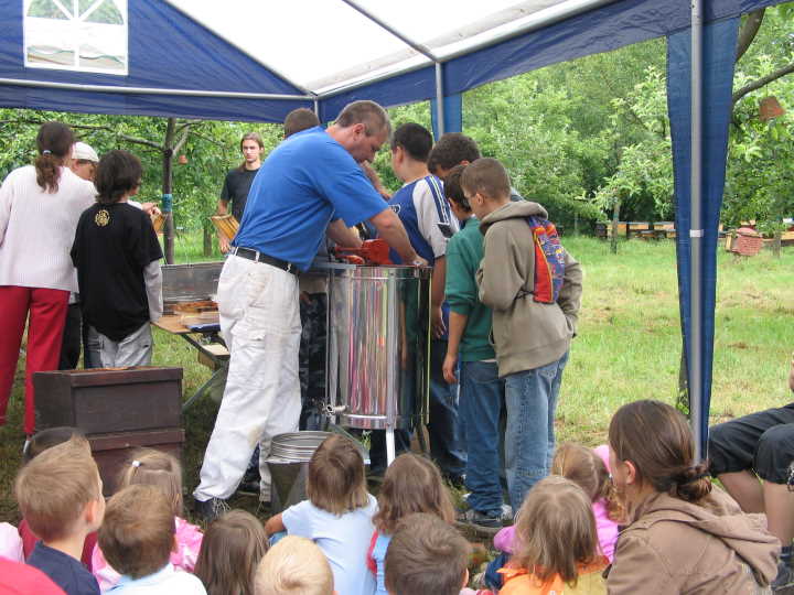 Die Schleuder wird �best�ckt�.