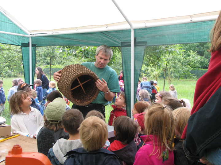 Tillmann erkl&auml;rte die &bdquo;Wohnungen&ldquo; der Bienen