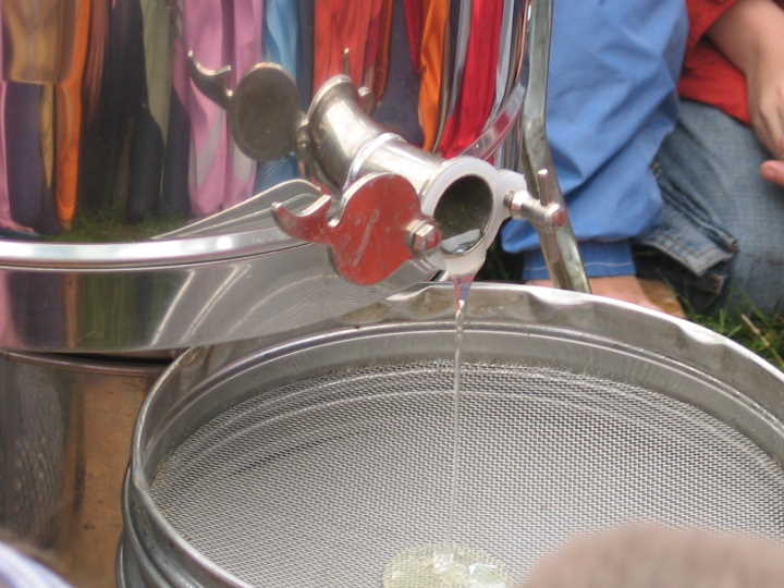 Das Ergebnis, der Honig flie&szlig;t aus der Schleuder in einen Beh&auml;lter