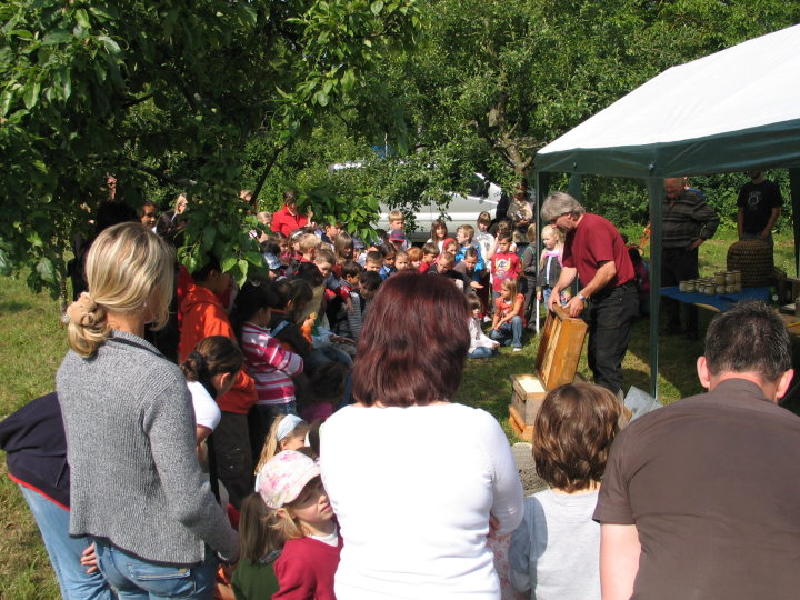 Wissbegierig folgten die Kinder den Ausf�hrungen von Till