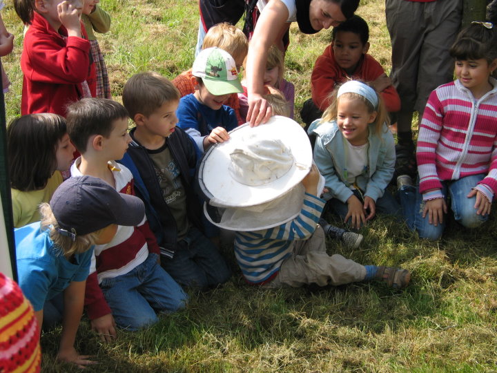Die Imkerm�tze musste nat�rlich probiert werden