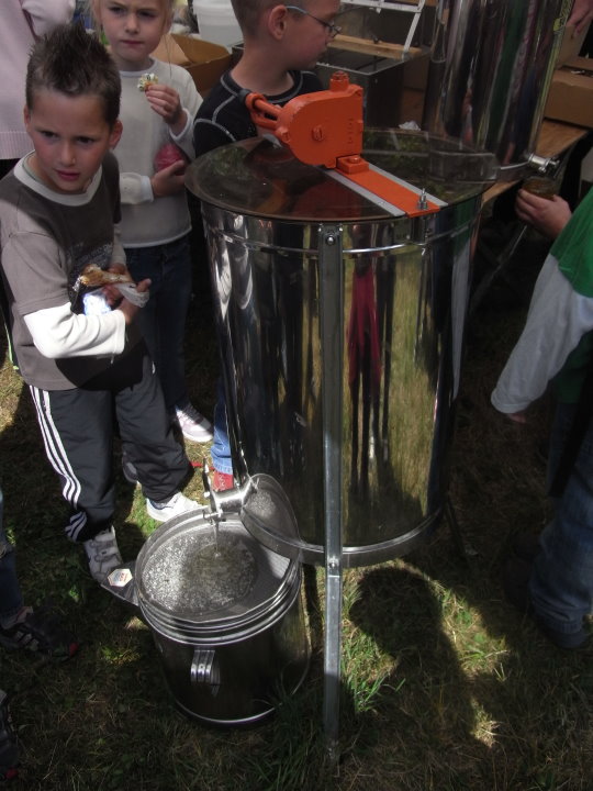 Und jetzt fliest der geschleuderte Honig in den Sammelbeh�lter.