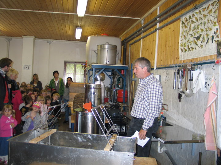 Tillmann Wenzel erkl�rt die Werkzeuge des Imkers