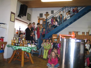 Selbst die Treppe zum Obergeschoss diente als �Zuschauertrib�ne�