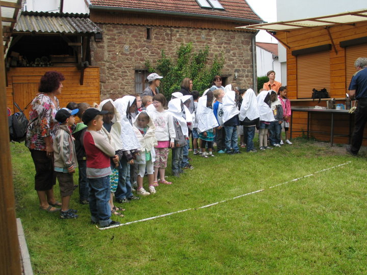 Kleine �Imkerinnen und Imker� konnten sehen wie die Waben aus den K�sten genommen wurden-