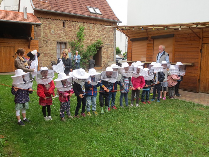 Alle Kinder wurden mit einem �Imkerhut� ausgestattet.