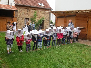 Alle Kinder wurden mit einem �Imkerhut� ausgestattet.