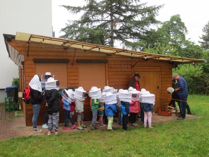 Vor dem einsetzende Regen wurde unter dem Vordach Schutz gesucht.