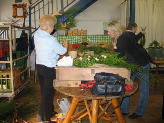 Beim Basteln wird sich gegenseitig unterst&uuml;tzt