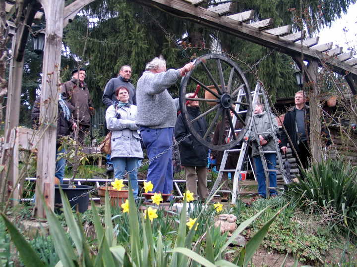 Werner Schneider erkl�rt den Schnitt von Kletterrosen.
