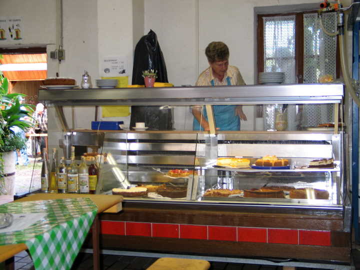 Eine gut gef�llte Kuchentheke mit selbstgebacktem Kuchen lockte viele G�ste an