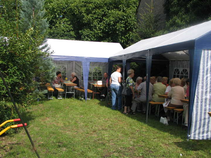 Gut besuchter Garten hinter dem Kelterhaus.