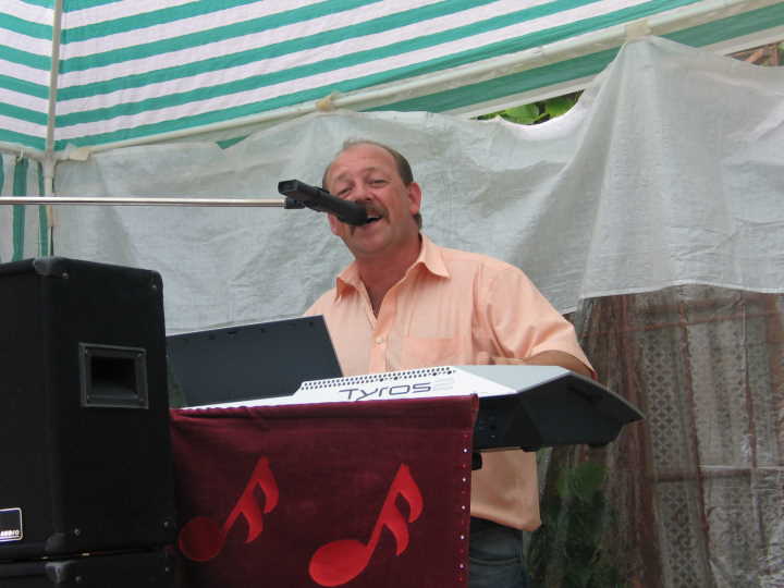 Unser Alleinunterhalter Manfred M&ouml;rsdorf sorgte f&uuml;r gute Stimmung.