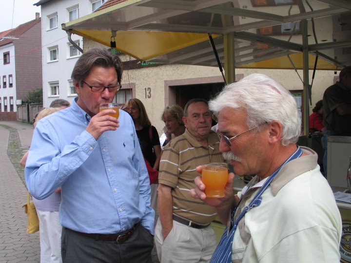 Finanzminister Jacobi verkostete mit dem ersten Vorsitzenden den naturtr�ben Apfelsaft