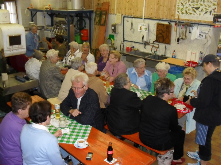 Am Sonntagnachmittag suchten unsere G�ste im Kelterhaus Schutz vor dem Dauerregen.