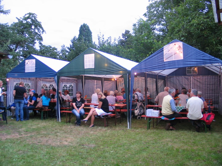 Im Garten hinter dem Kelterhaus.