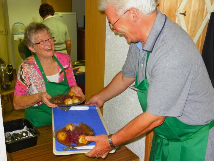 Die Schriftf�hrerin und der 1. Vorsitzende beim Austeilen des Mittagessens.