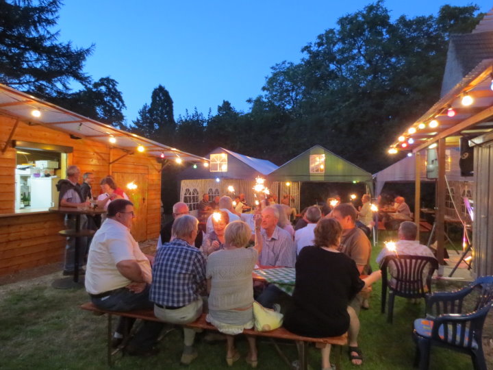 Zu der Musik passend Wunderkerzen