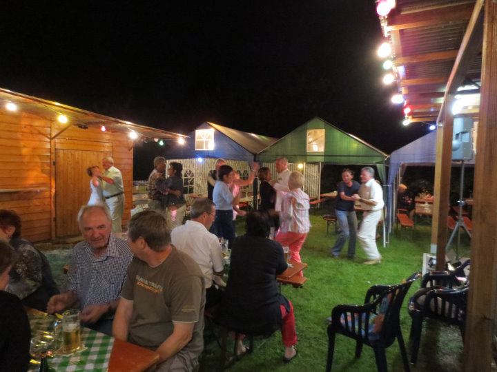 Zu vorger�ckter Stunde wurde „heftig“ getanzt