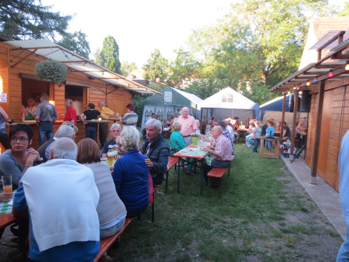 Im Garten hinter dem Kelterhaus.