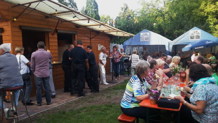 Im Garten, hinter dem Kelterhaus war das Fest gut besucht.