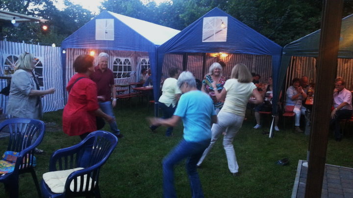 Zu sp�ter Stunde wurde heftig getanzt.