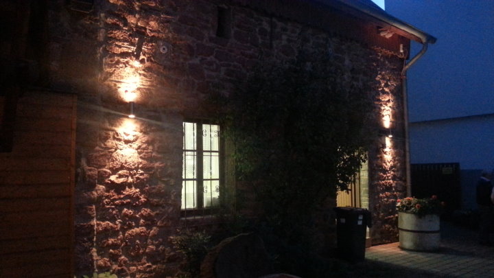 Kelterhaus in abendlicher Beleuchtung.