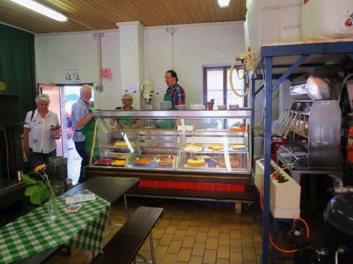 Gut gef�llte Kuchentheke.