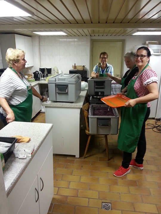 K�chenteam in Erwartung der Essensausgabe