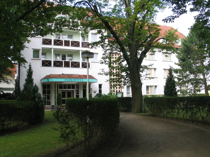 und bezogen unsere Zimmer im ****Parkhotel Kl�schenberg