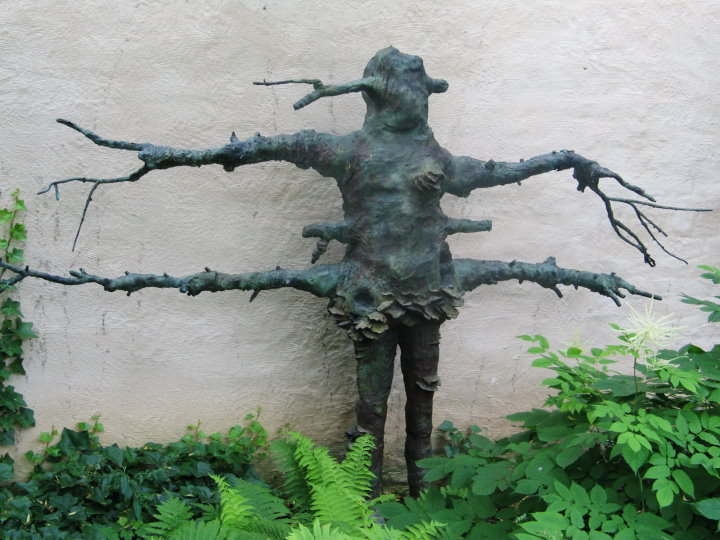 Kunst auf der BUGA patinierter Bronzeguss von Laura Ford.