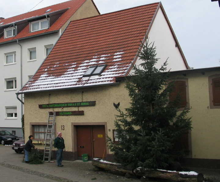 und stellte ihn vor der Kelter auf