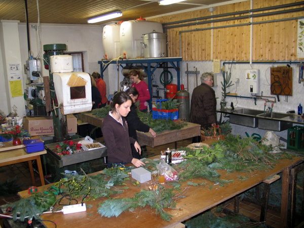 Auch in diesem Jahr hat die Arbeitsgruppe einen Weihnachtsbaum aus dem Garten eines Mitgliedes zur Kelter gebracht