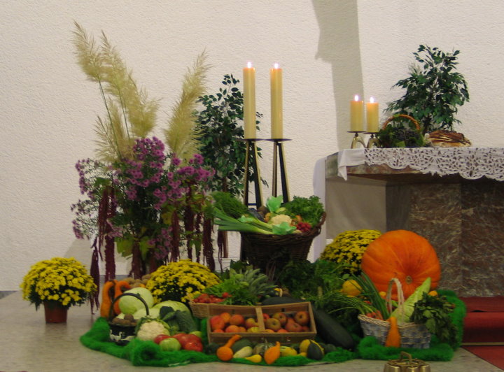 Erntedankdekoration in St. Pius zum �kumenischen Gottesdienst