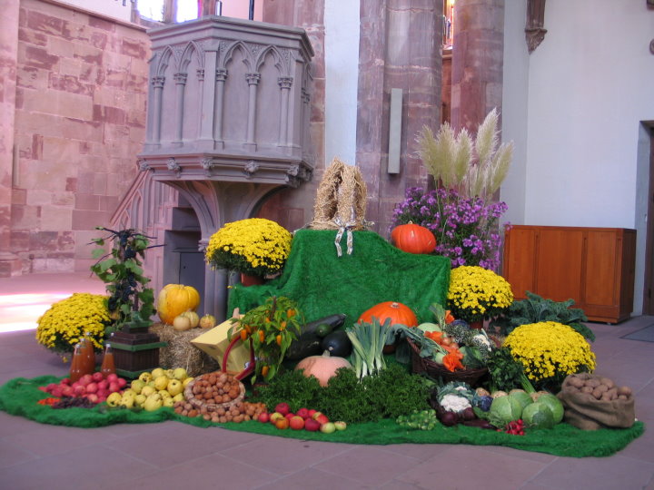 Erntedekoration in der Stiftskirche.