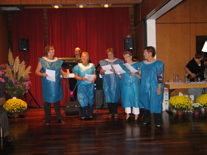 Eine Gruppe aus der Frauenarbeitsgruppe f�hrte einen Sketch vor „Die Daarler Quetsche“.