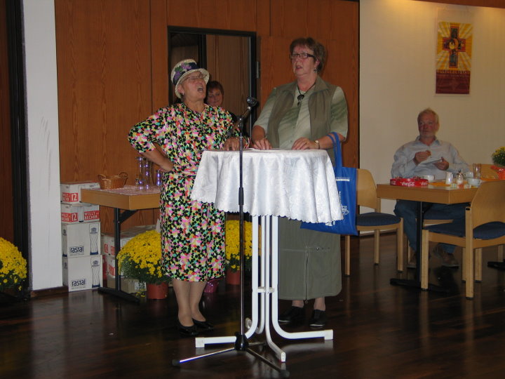 Inge und Monika mit „Die Koppwehtablett“.