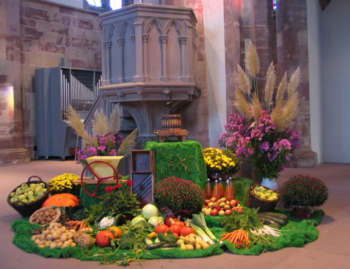 Erntedankdekoration in der Stiftskirche.