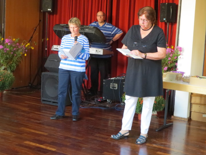 Uschi Nerlich und Monika Schneider mit der „Sch�pfungsgeschichte“ einmal anders.