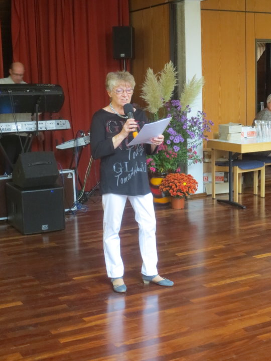Christa mit dem Gedicht „Erntefest der Igel“