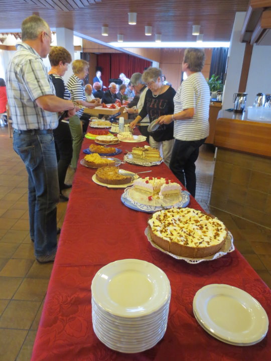 Reich best�ckte Kuchentheke