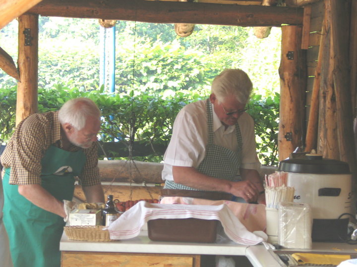 der Spiesbraten wird vorbereitet