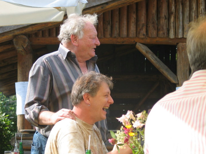 Vater und Sohn beim Plausch