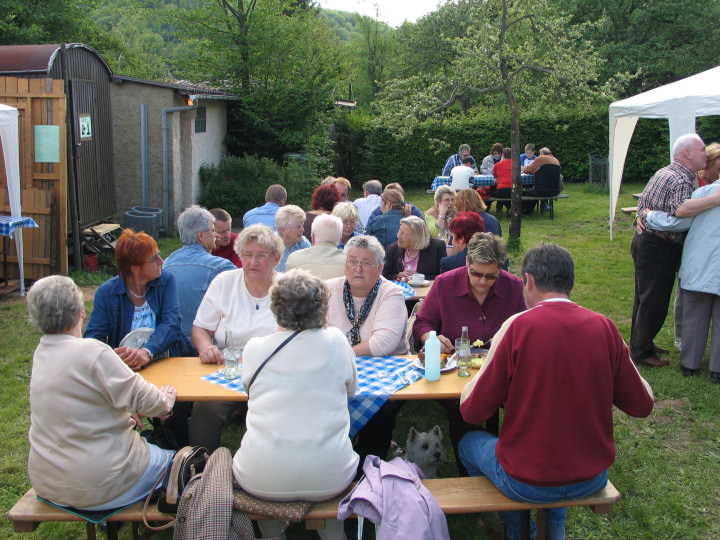 Gartenfreundinnen und -freunde beim "Schw�tzchen"