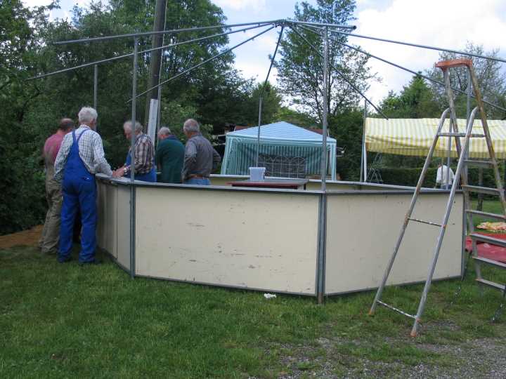 Der Bierstand nimmt Gestalt an.