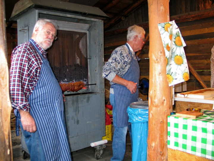 Der Spie�braten wird vorbereitet.