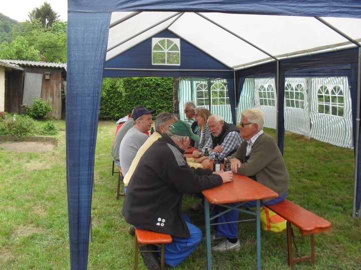 Arbeitsgruppe Frauen und M�nner am Tag zuvor beim Imbiss nachdem die Vorbereitungen getroffen waren.