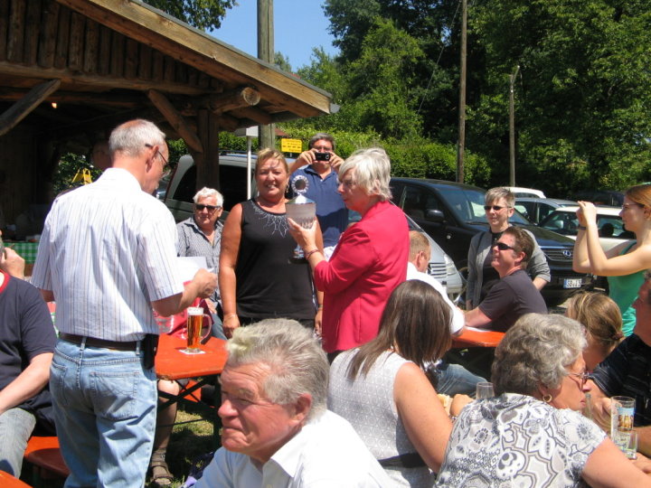 Bezirksb�rgermeisterin Christa Pieper und J�rgen Hirsch bei der �bergabe des Siegerpokals des Parteienschie�ens.